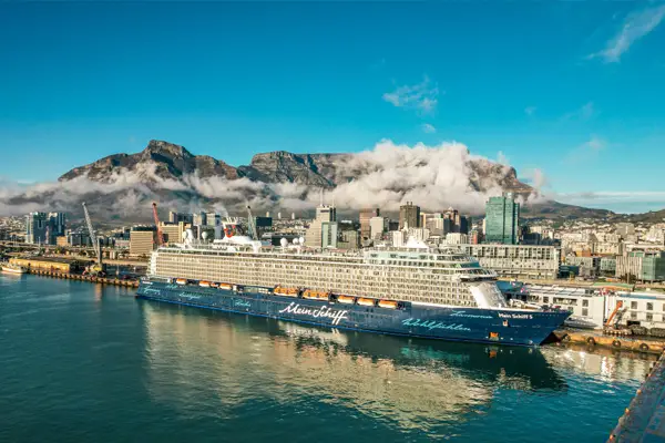 Mein Schiff 5 im Hafen von Kapstadt